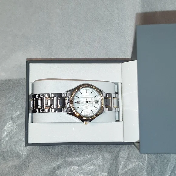 Armitron Women's Watch, Brand NEW with Box, Silver and Gold - Picture 3 of 7